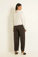 Trui van feather yarn met sierketting