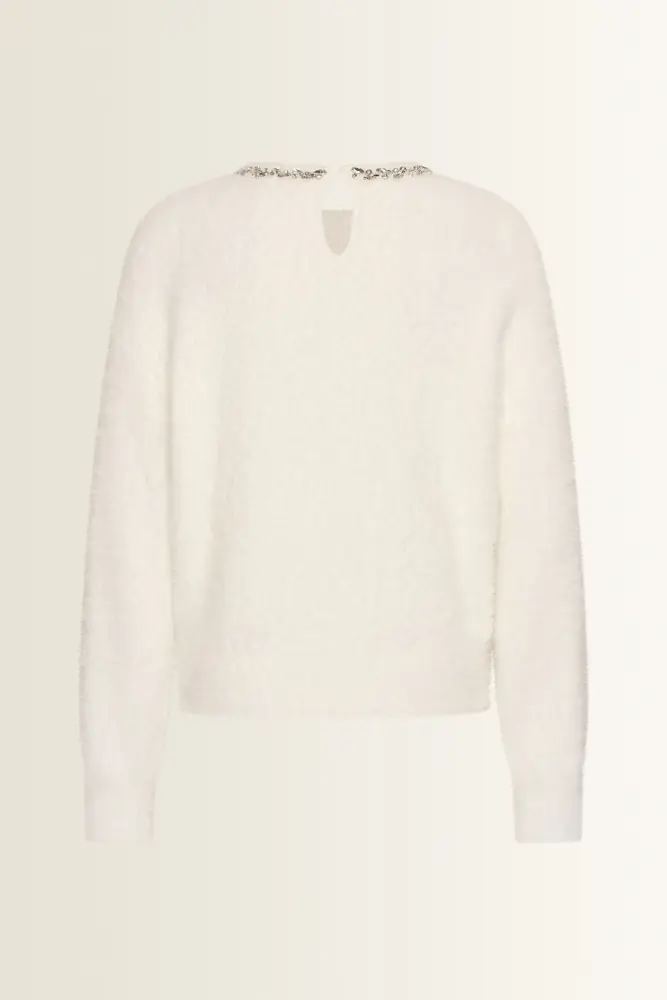 Trui van feather yarn met sierketting