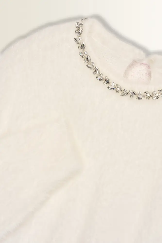 Trui van feather yarn met sierketting