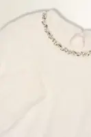 Trui van feather yarn met sierketting