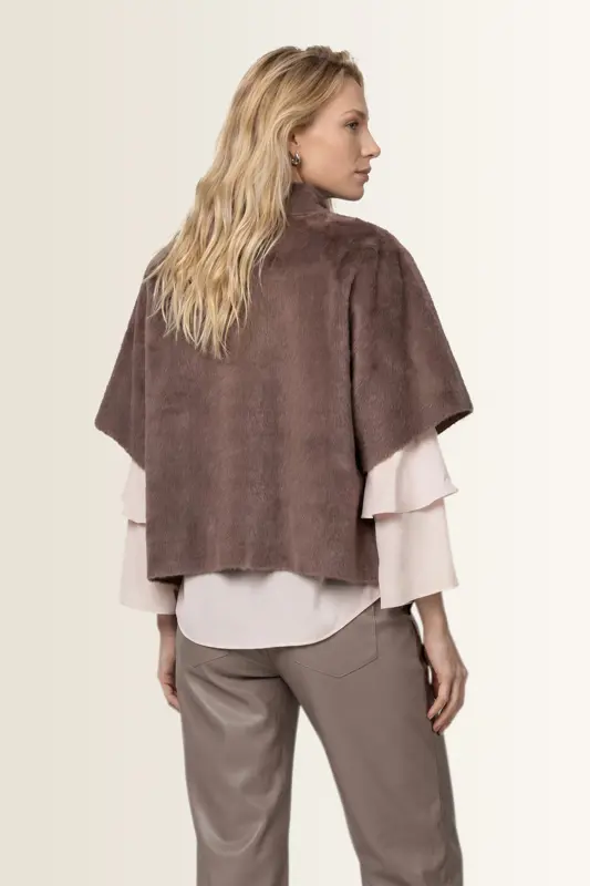 Faux fur cape met opgestikte zakken Monari