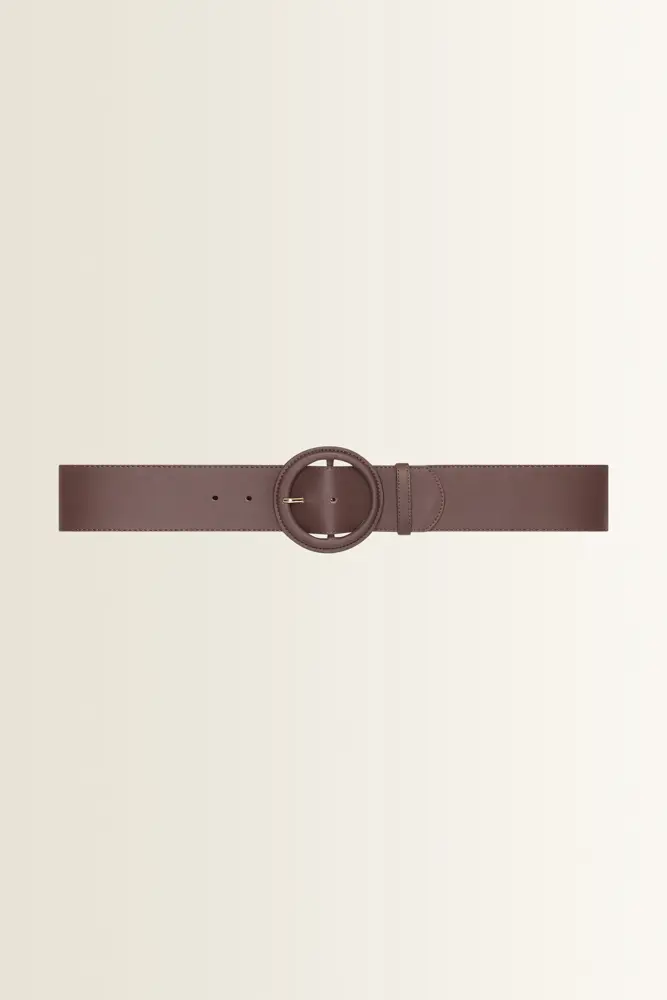 Brede leren riem met grote ronde gesp