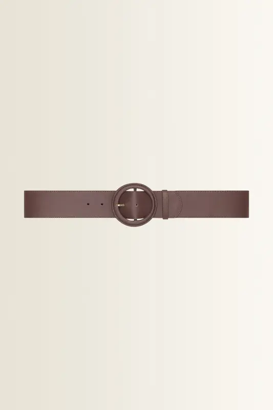 Brede leren riem met grote ronde gesp