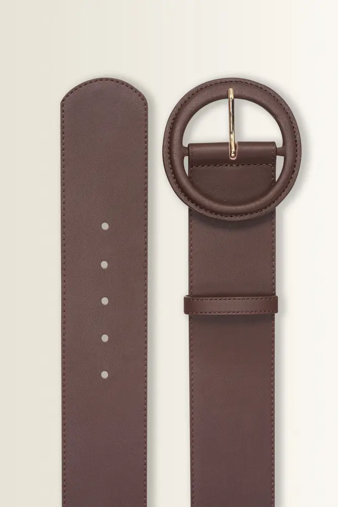 Brede leren riem met grote ronde gesp