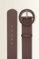 Brede leren riem met grote ronde gesp