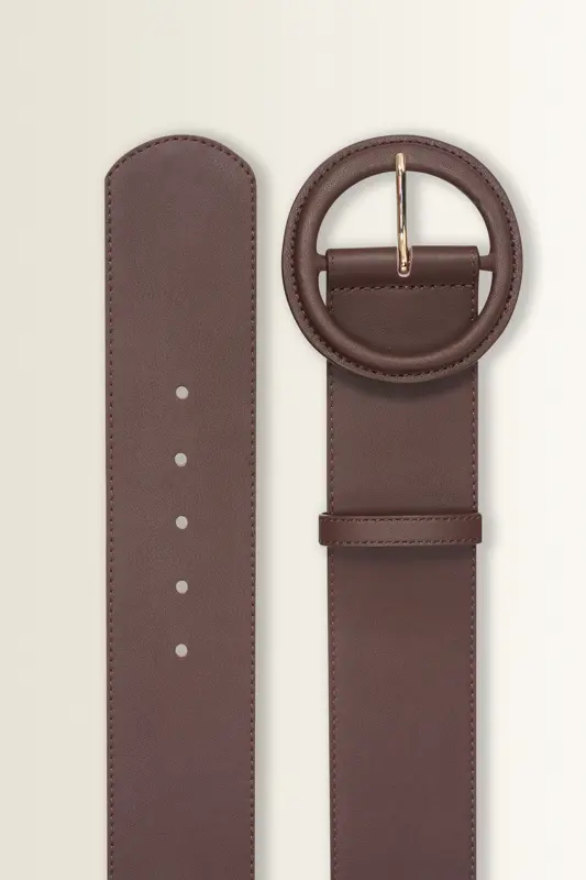 Brede leren riem met grote ronde gesp