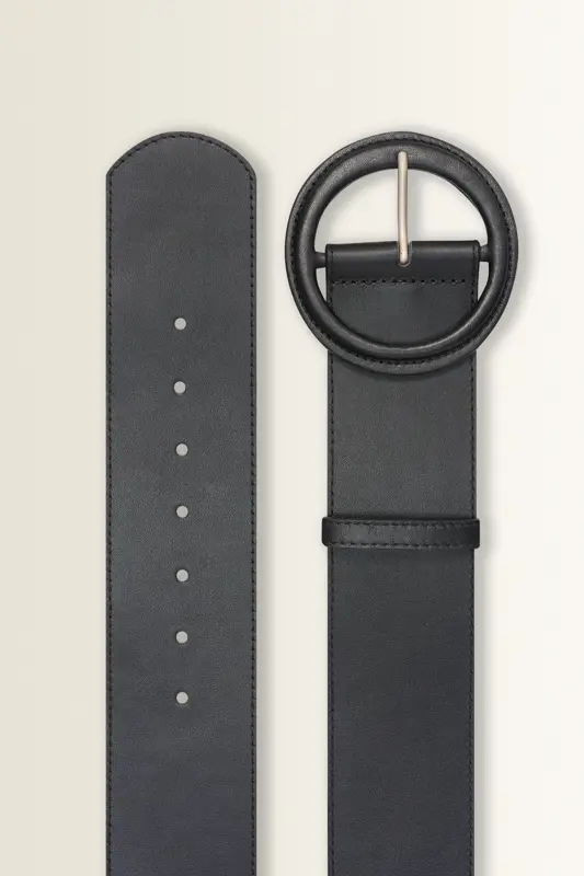 Brede leren riem met grote ronde gesp