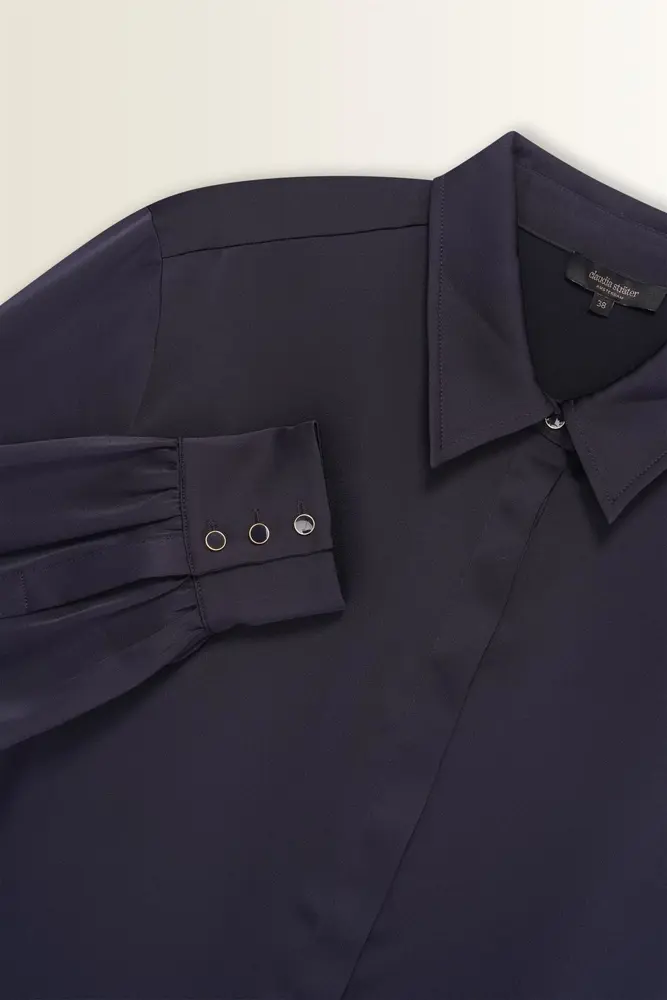 Satijnen blouse met verdekte knoopsluiting
